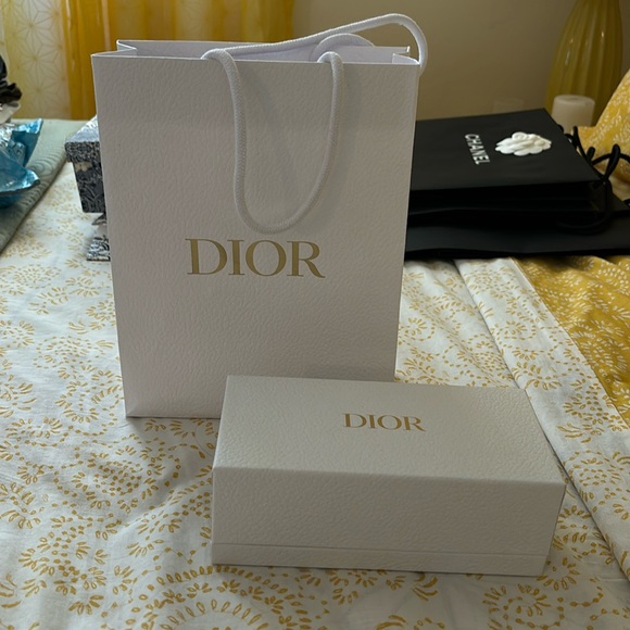 Christian Dior - Picture 2 of 2